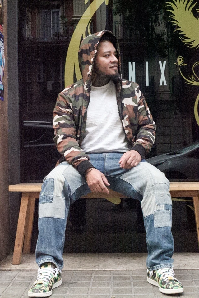 El artista sentado frente al escaparate de FENIX