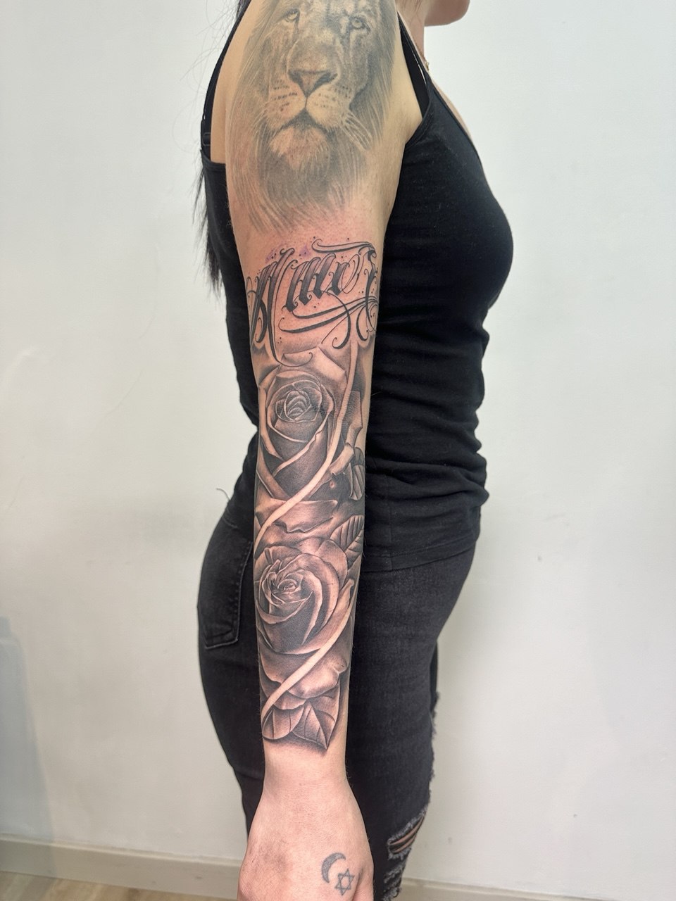 Manga femenina: león, lettering y rosas