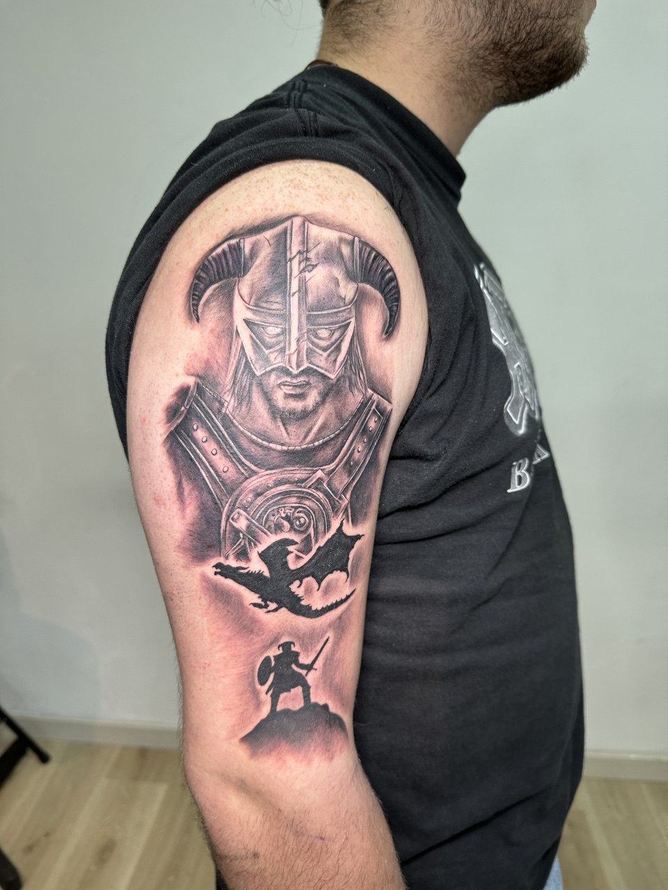 Guerrero con casco y dragón