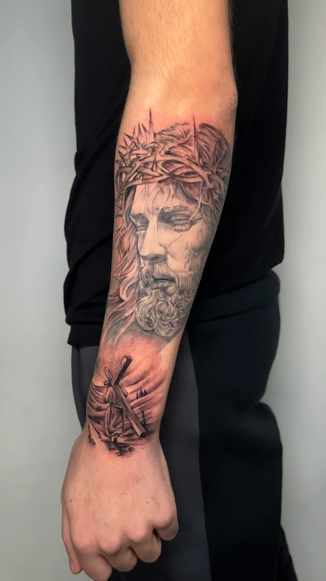 Retrato de Cristo con corona de espinas en el antebrazo