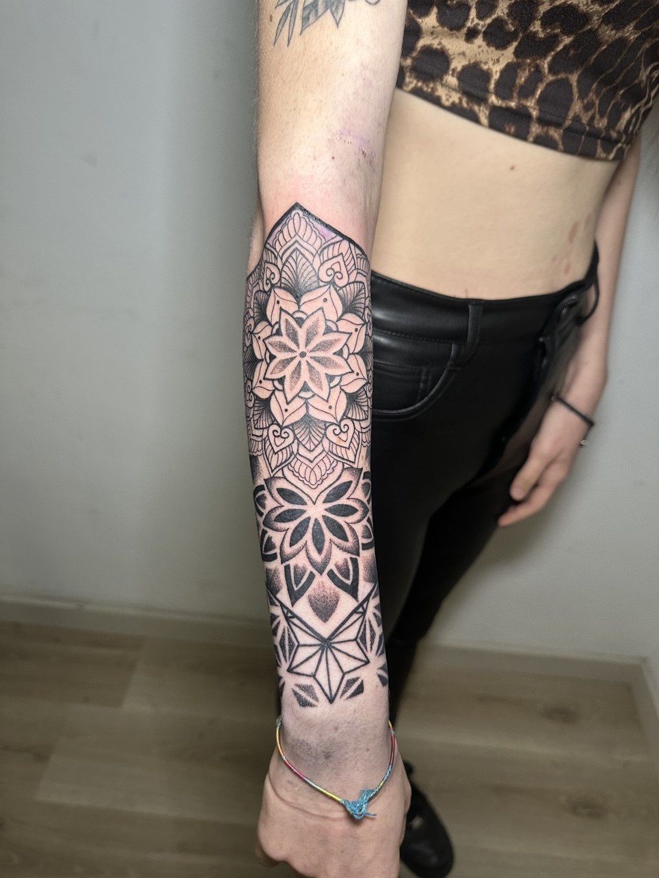 Mandala geométrico en antebrazo