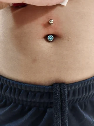 Piercing de ombligo con gema azul