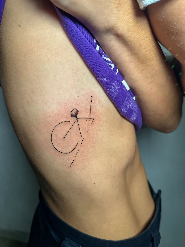 Tatuaje geométrico de línea fina en el costado
