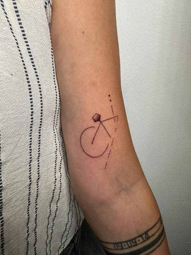 Tatuaje geométrico de línea fina en el antebrazo