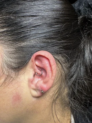 Piercing de oreja con aro y pendiente en lóbulo