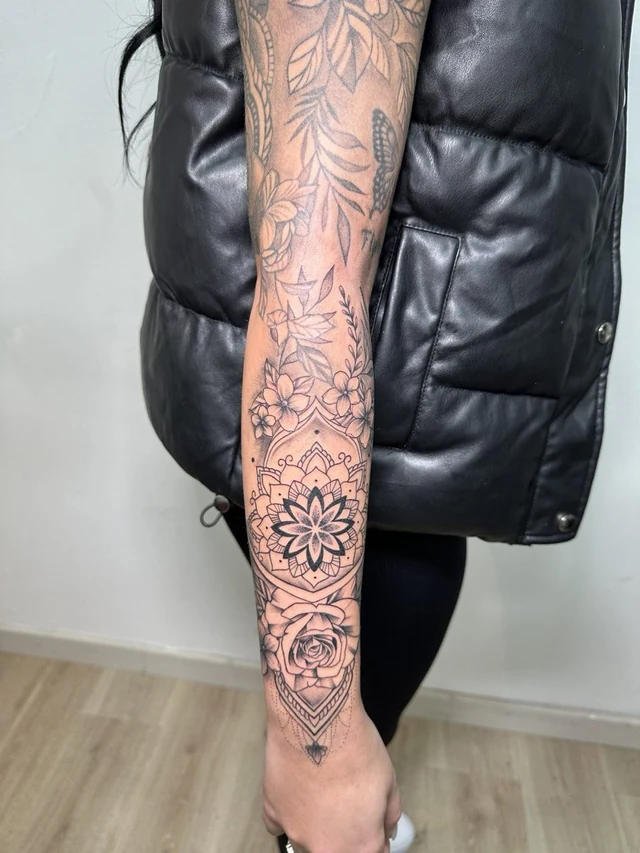 Manga floral con mandala en fineline