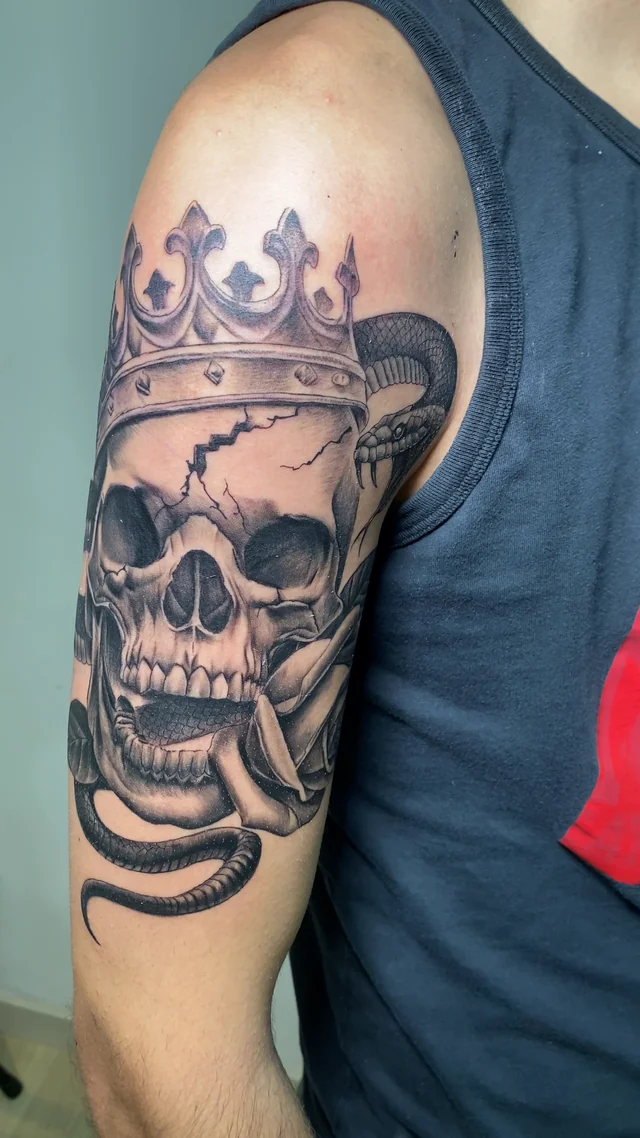 Calavera con corona y serpiente en el brazo
