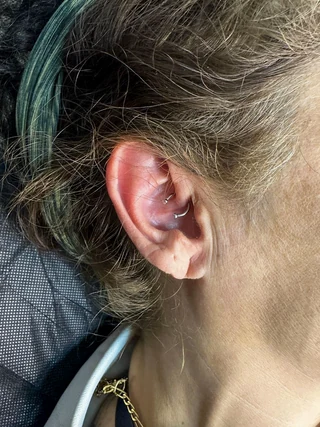 Piercing de oreja con herradura