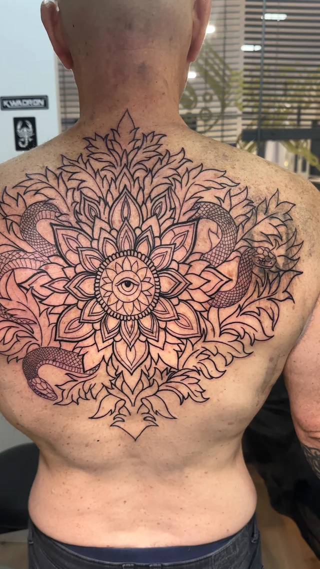 Mandala floral ornamental de gran formato en la espalda