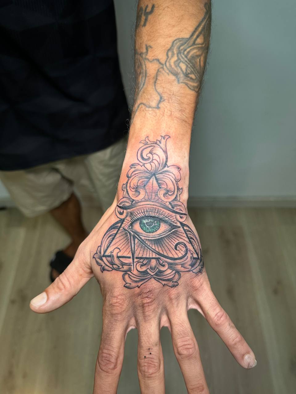 Ojo de la providencia en la mano