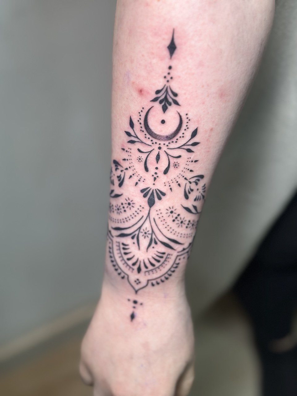 Ornamental con luna y mandala en pierna