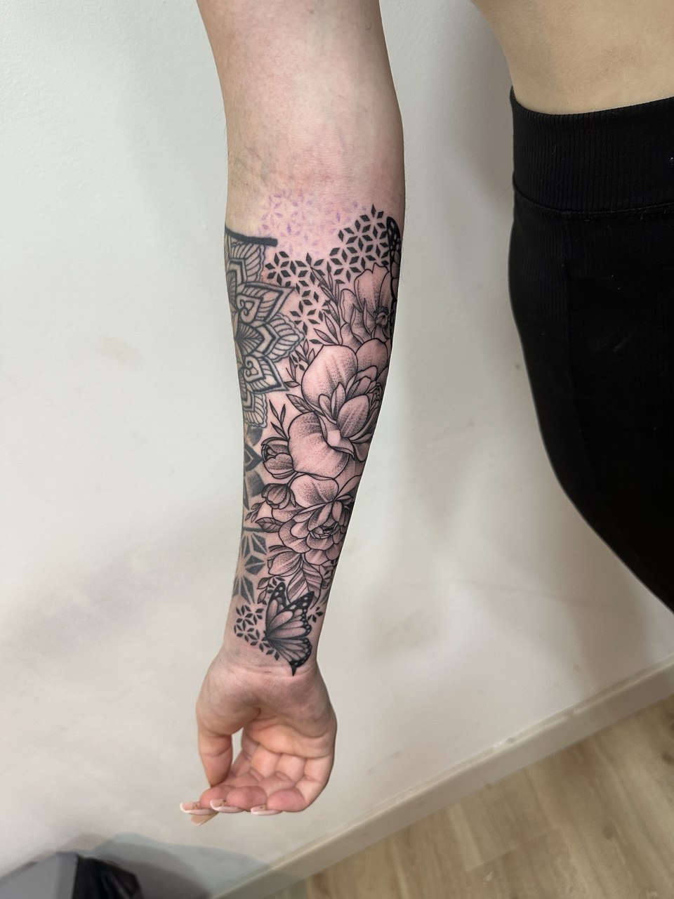 Mandala floral con mariposa