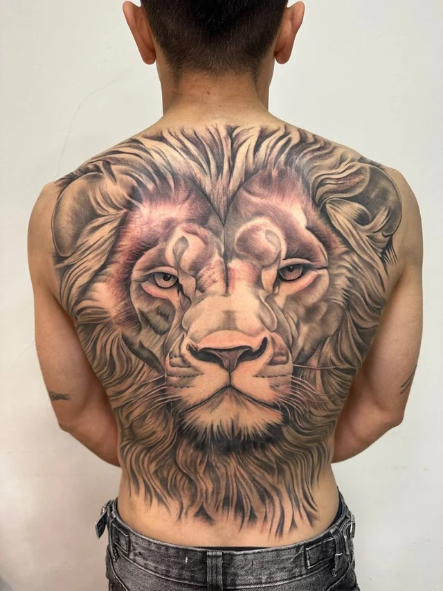 Tatuaje realista de león en la espalda completa