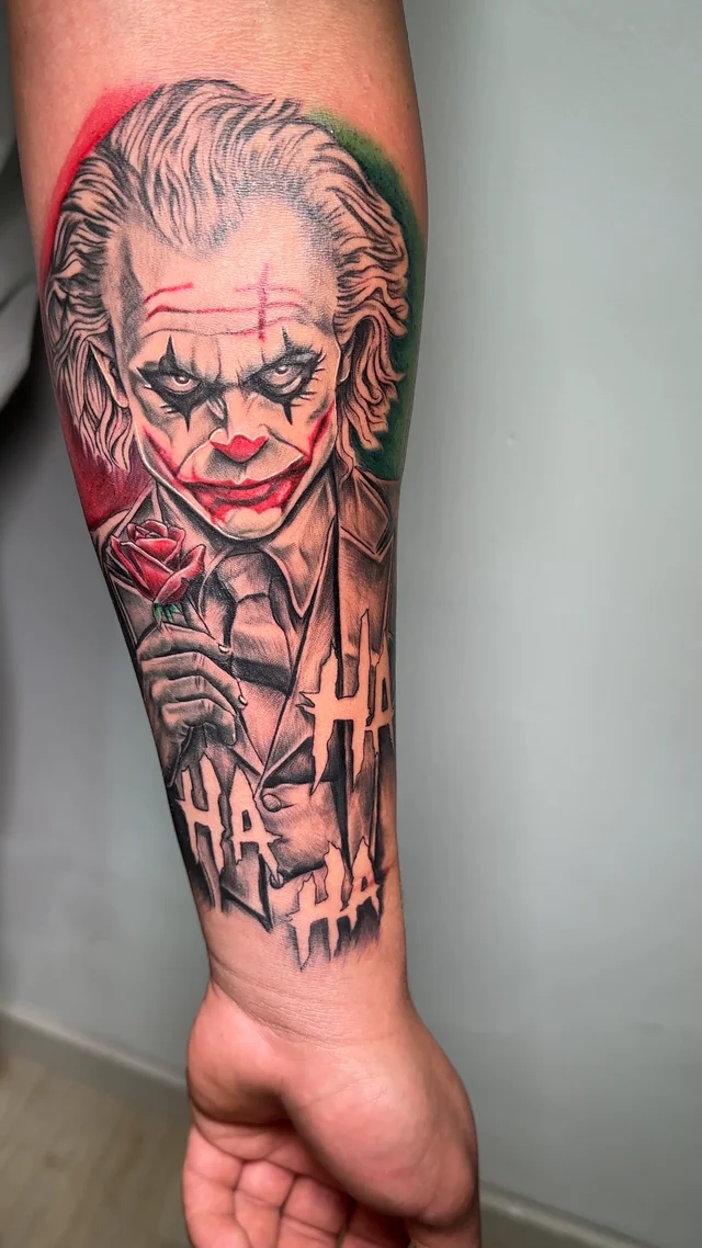 Retrato del Joker con acentos rojos y verdes en el antebrazo
