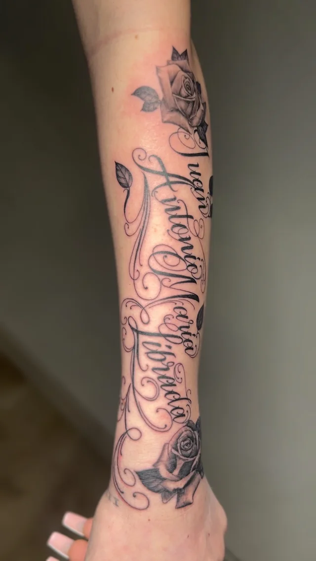 Lettering caligráfico con rosas y hojas en el antebrazo