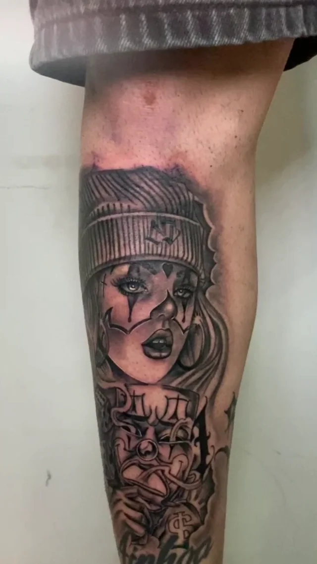 Retrato de geisha con tocado y flores en el antebrazo