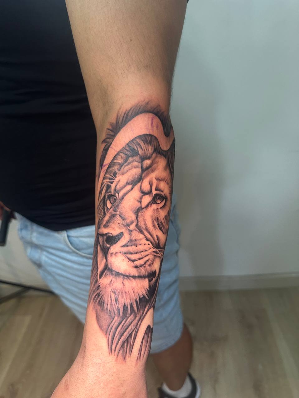 León en el antebrazo
