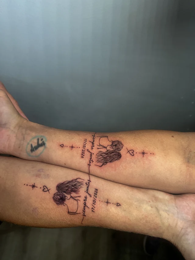 Dos tatuajes compartidos de línea fina con figuras y lettering en los antebrazos