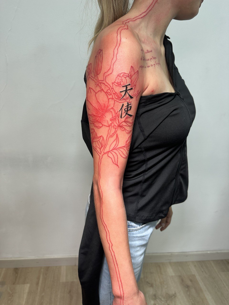 Manga roja floral con kanji (línea)