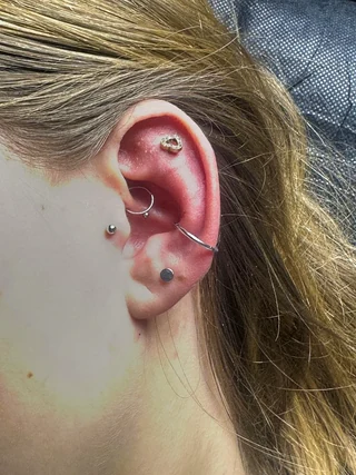 Composición de piercings en oreja