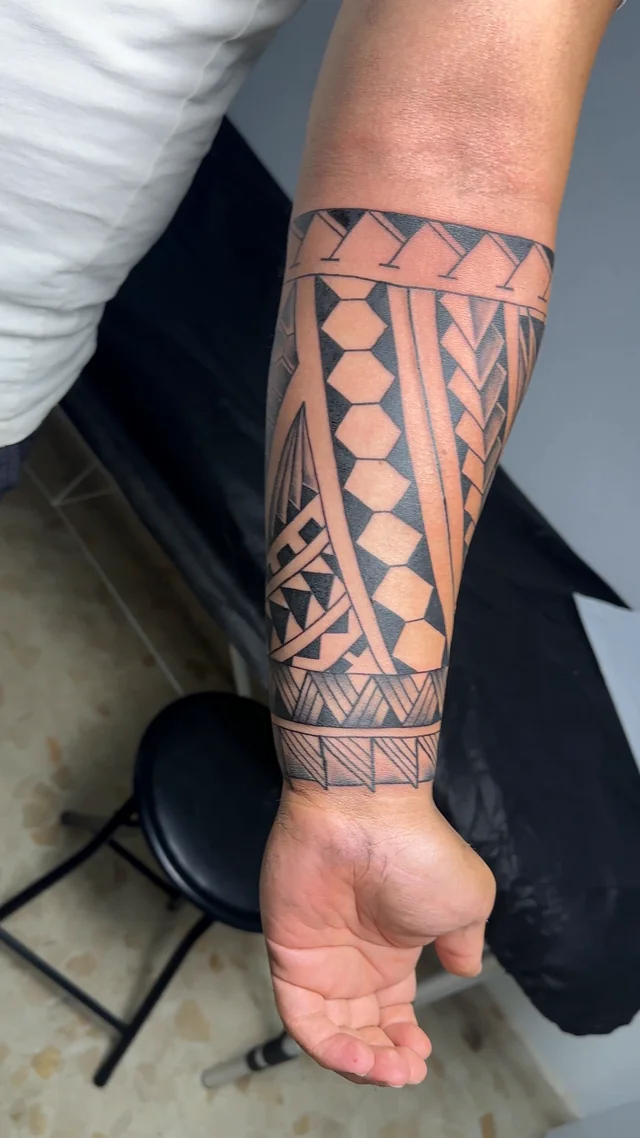 Tatuaje maorí en el antebrazo
