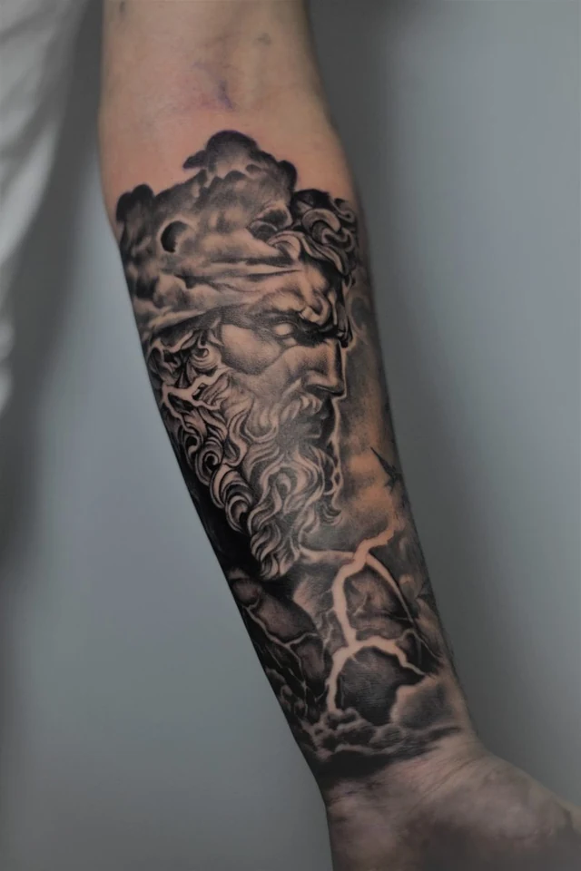 Tatuaje realista blackwork de Zeus en el antebrazo