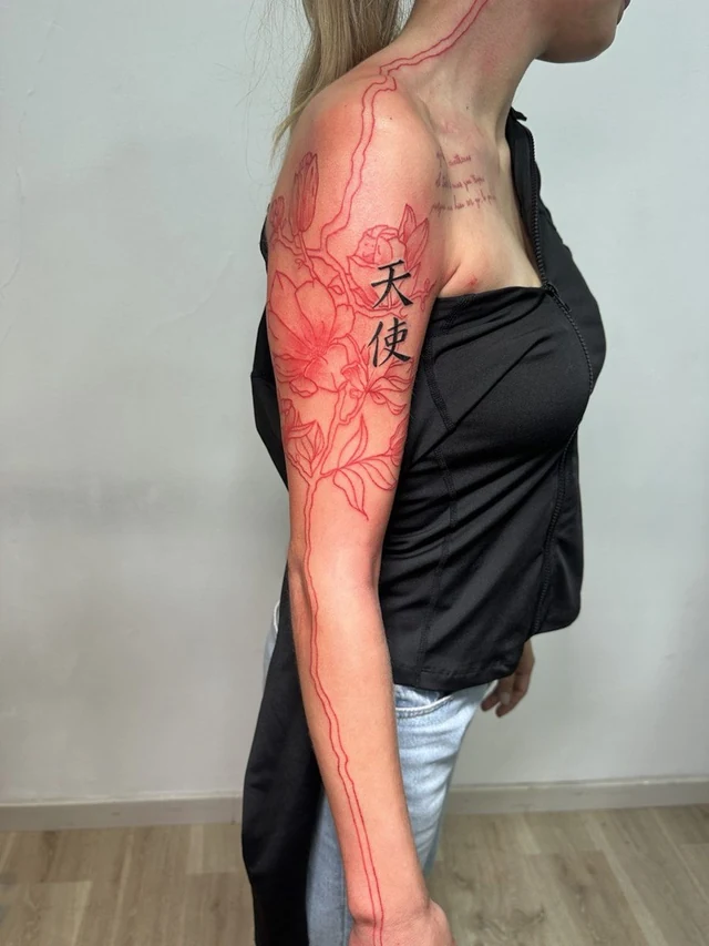 Manga floral en tinta roja con kanji