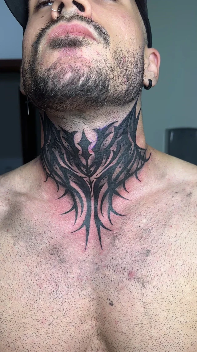 Tatuaje ornamental blackwork en el cuello
