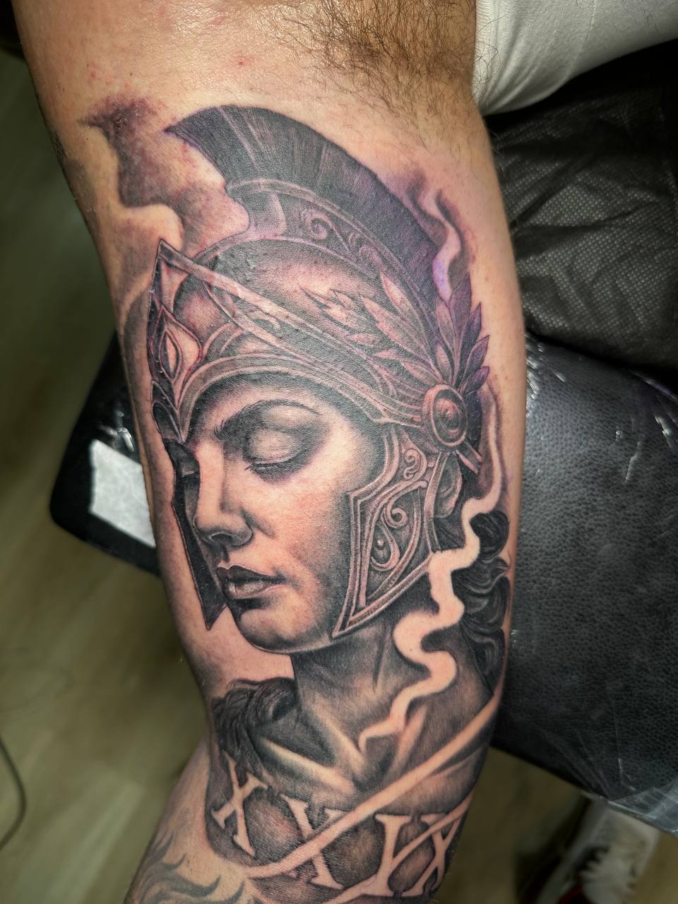 Atenea con casco — black & grey
