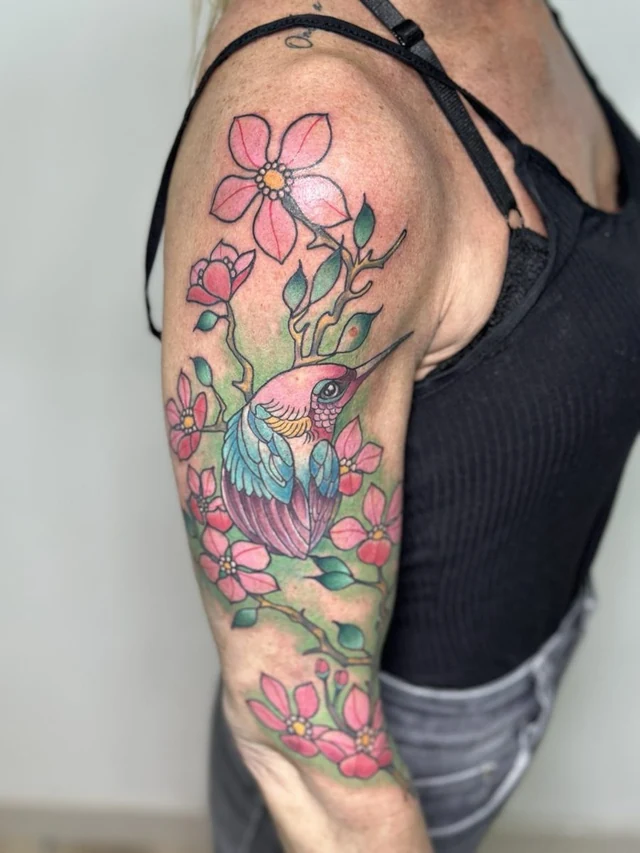 Colibrí con flores en estilo neotradicional a color