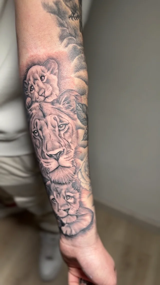Retrato realista de tigre rodeado de flores en el antebrazo