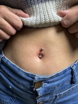 Piercing de ombligo con gema clara