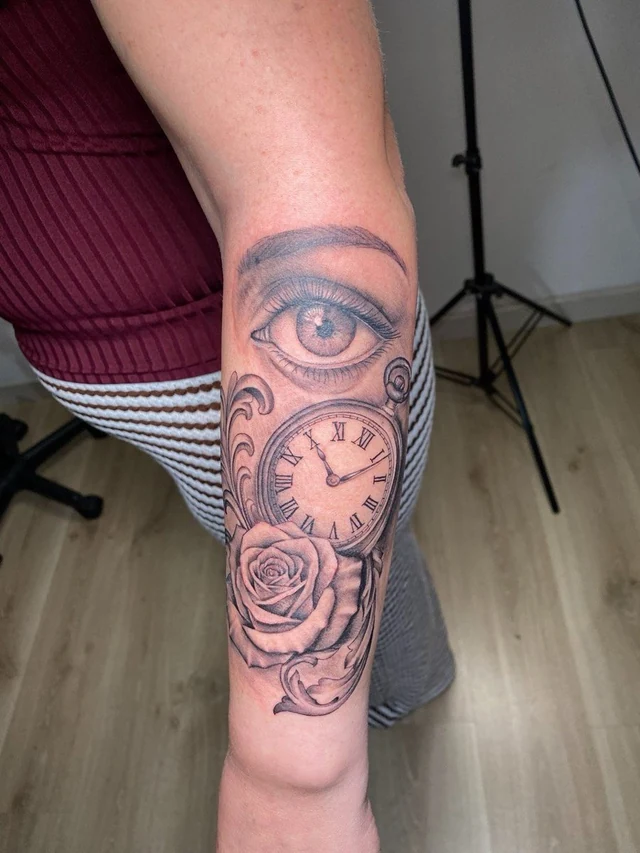 Ojo, reloj de bolsillo y rosa en black & grey