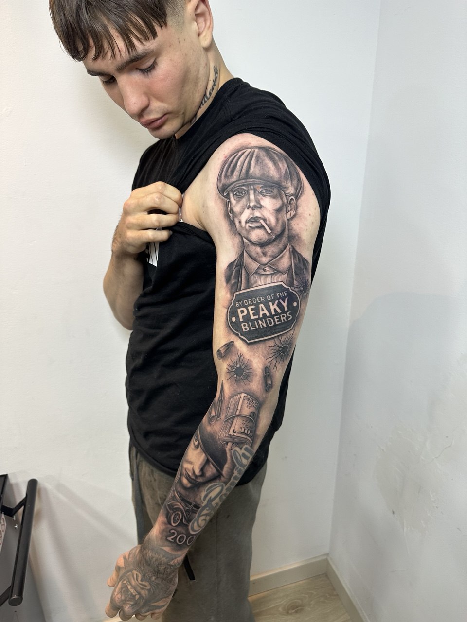 Manga Peaky Blinders — Tommy Shelby, coche clásico y lettering